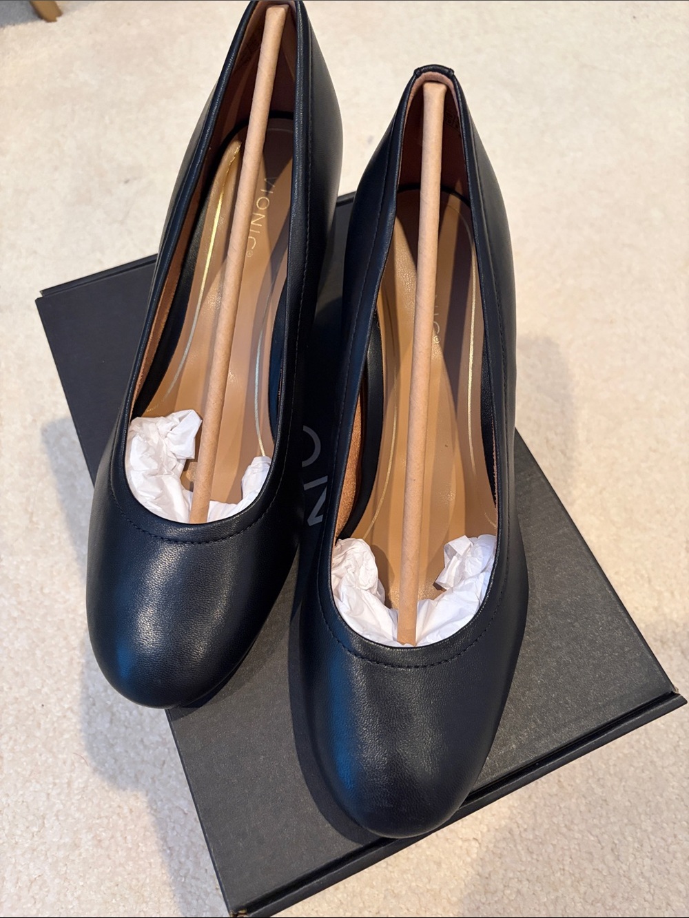 NWT and NIB Vionic Classic Black Carmel Nappa Pumps